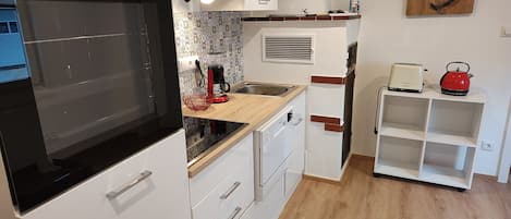Fridge, oven, stovetop, dishwasher