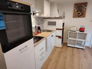 Frigorifero, forno, piano cottura, lavastoviglie