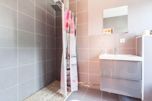 Serviettes fournies, savon, papier toilette