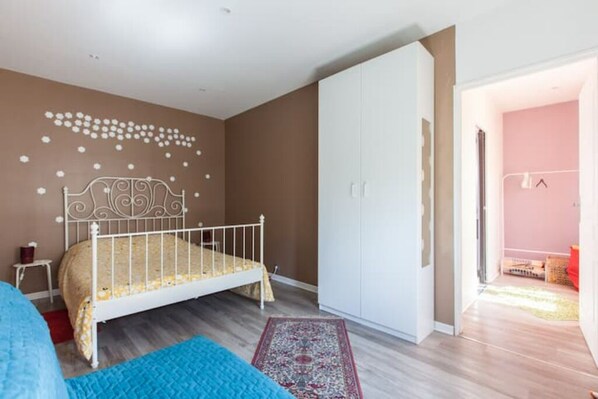2 bedrooms, WiFi, bed sheets
