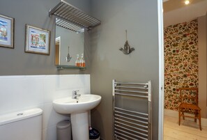 Hair dryer, towels, toilet paper - Homely garden flat in Deal centre near beach (Deal)