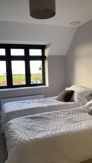 3 bedrooms, iron/ironing board, travel cot, Internet - Stylish Seaview House w/Hot Tub (Hythe)