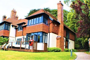 Exterior - Stylish Seaview House w/Hot Tub (Hythe)