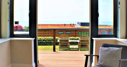 Stylish Seaview House w/Hot Tub