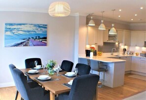 Dining - Stylish Seaview House w/Hot Tub (Hythe)