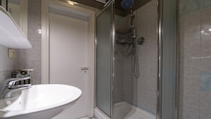 Dusche, Haartrockner, Bidet, HandtĂŒcher