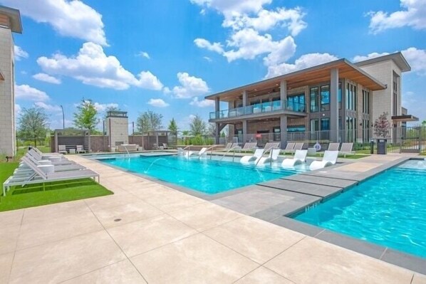 Relaxing and inviting pool with splash pad
Perfect for that summer weather!