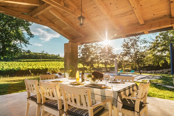 Outdoor dining - Peaceful Istrian villa with pool ideal for a romantic gateway or family vacation (Momjan)