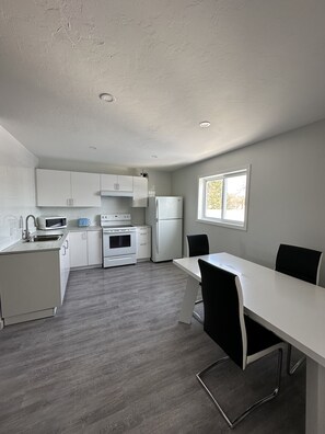 Fridge, microwave, oven, stovetop - Modern Comfort Near Nature! Ideal for a hunting & fishing getaway (Chapleau)