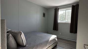 1 bedroom, desk, free WiFi, bed sheets