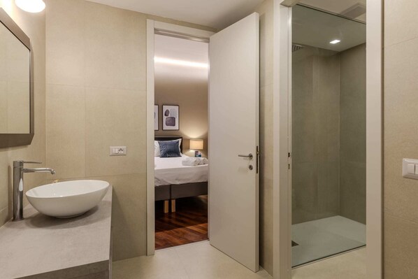 Shower, hair dryer, bidet, towels