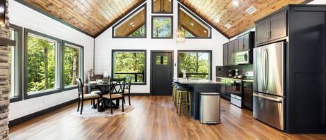 冷蔵庫、電子レンジ、オーブン、コンロ