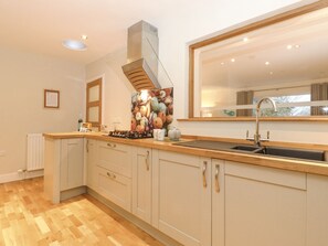 Kjøleskap, oppvaskmaskin, vannkoker og brødrister