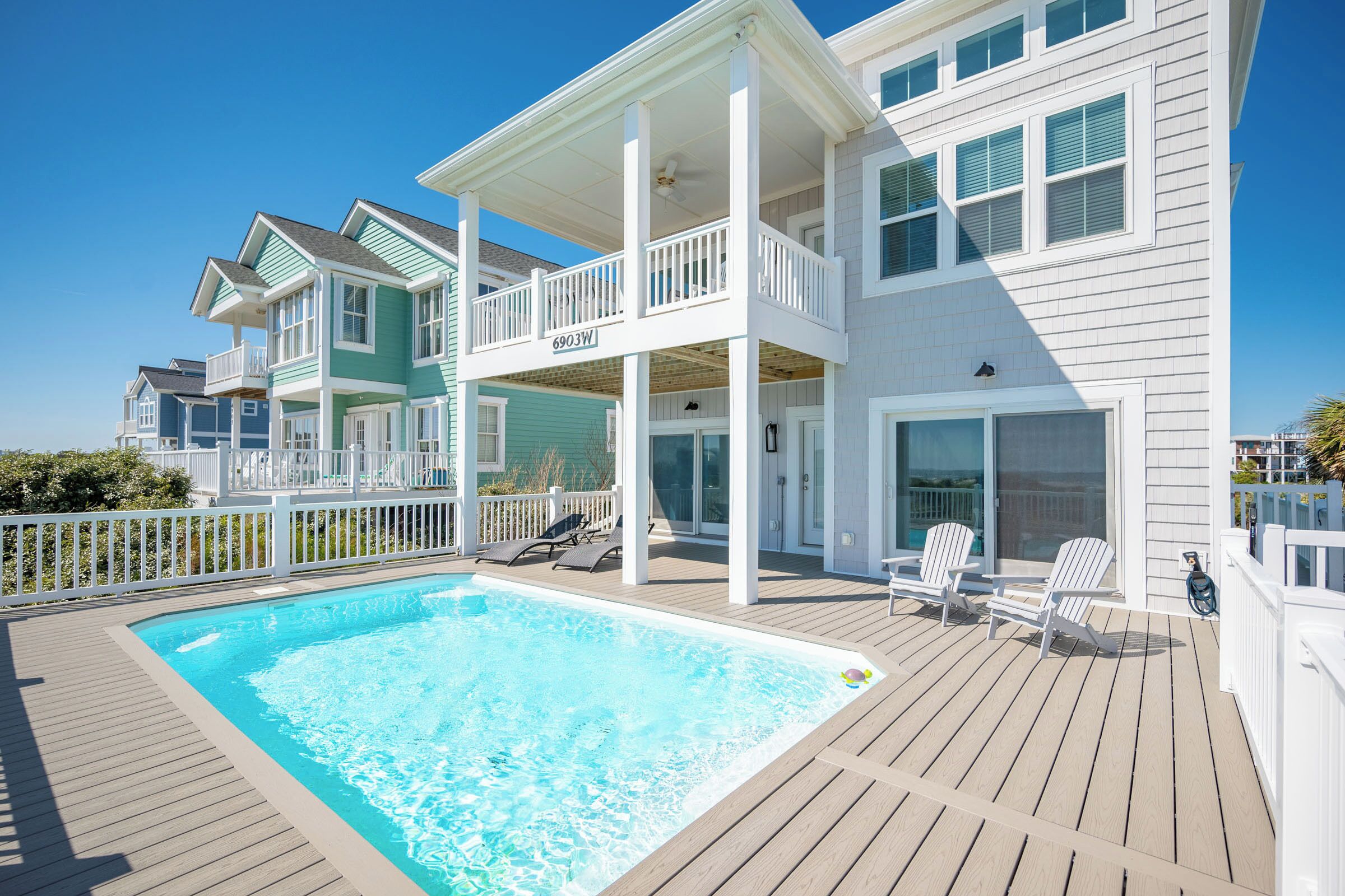 Kings Kraken: Beautiful Home with Direct Beach Access and Views of Waterway