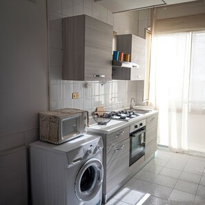 Jääkaappi, mikroaaltouuni, uuni, liesi