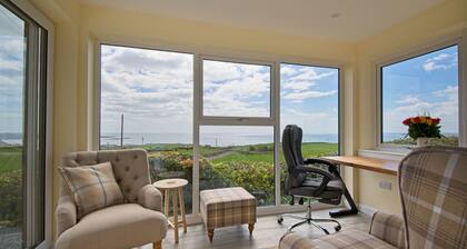 High Auchenlarie Cottage - a cottage that sleeps 6 guests in 3 bedrooms