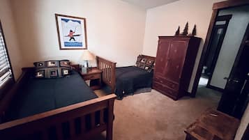 5 bedrooms, desk, iron/ironing board, WiFi