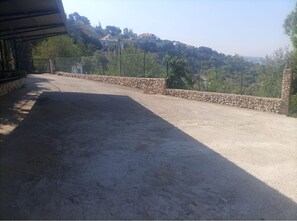 المنطقة المحيطة بالمنشأة