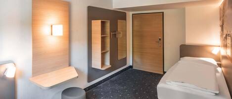 Desk, soundproofing, free WiFi