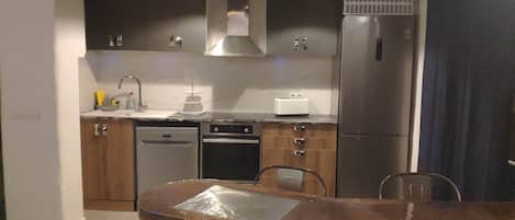 Frigorifero, forno, piano cottura, lavastoviglie