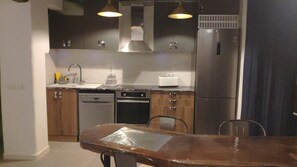 Réfrigérateur, four, plaque de cuisson, lave-vaisselle