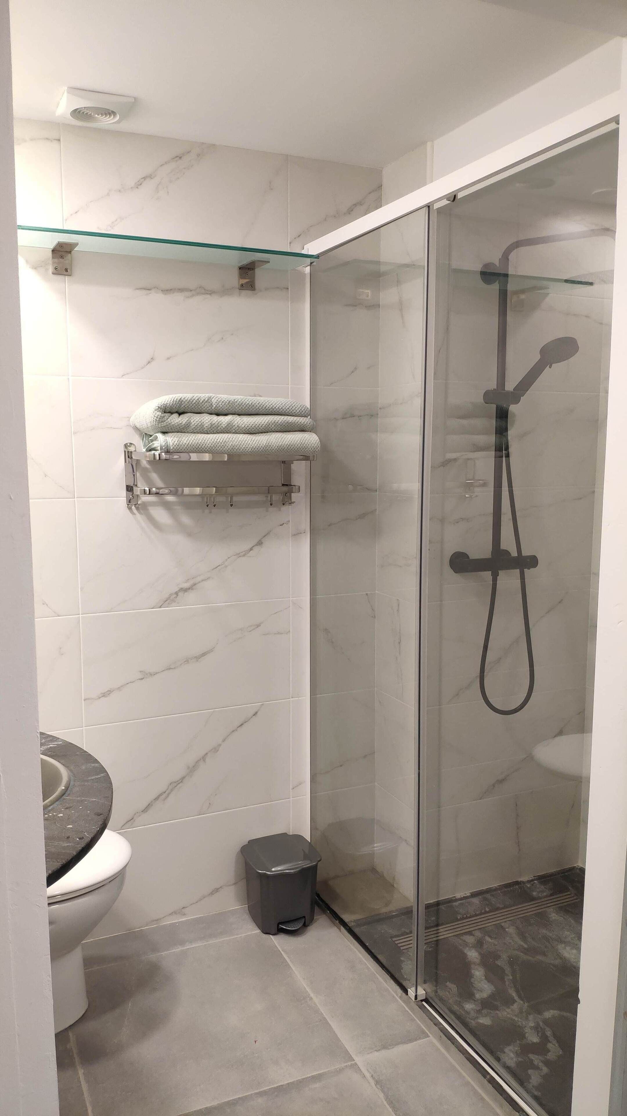 Douche, serviettes fournies, shampoing, papier toilette