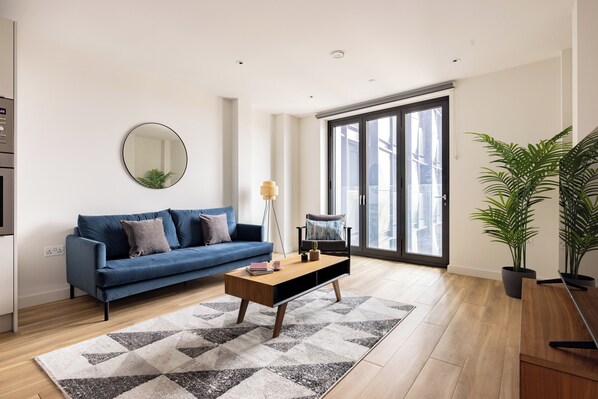 Căn hộ Superior, 2 phòng ngủ | Khu phòng khách | TV màn hình phẳng 