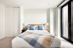 Căn hộ Superior, 1 phòng ngủ | 1 phòng ngủ, bàn, bàn ủi/dụng cụ ủi quần áo 