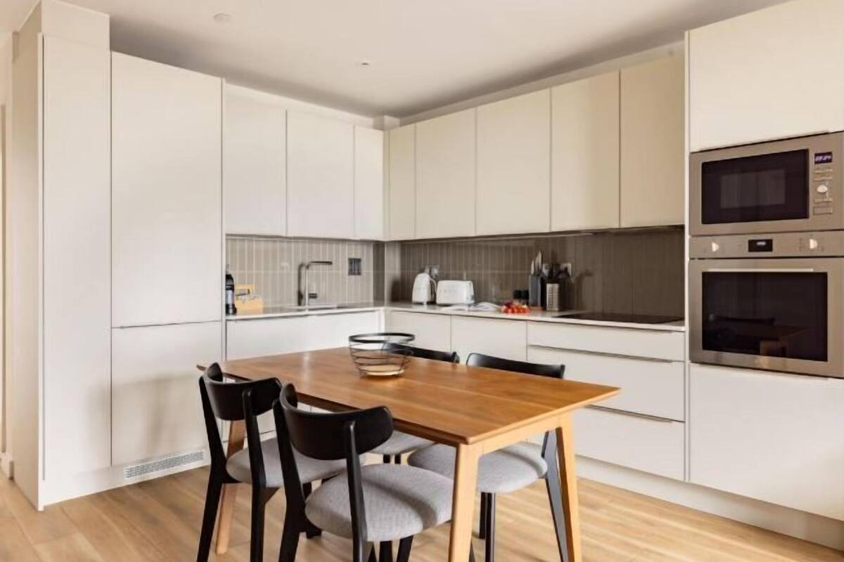Private kitchen | Fridge, microwave, oven, stovetop