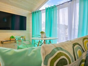 Exklusiv stuga | Vardagsrum | 40-tums LCD-tv med satellitkanaler och leksaker