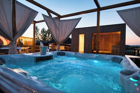 Un sauna, una bañera de hidromasaje, baño turco