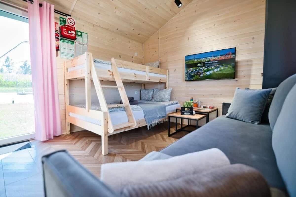 1 bedroom, hypo-allergenic bedding, memory-foam beds