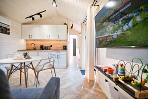 Exclusive-alpehytte | Opholdsområde | 40-tommers LCD-tv med satellitkanaler, legetøj