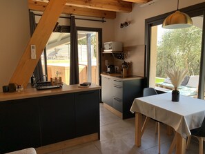 Réfrigérateur, four à micro-ondes, surface de cuisson, cafetière-théière