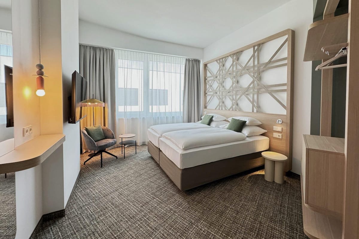 Comfort kamer, 1 twee- of 2 eenpersoonsbedden, niet-roken | 1 slaapkamer, luxe beddengoed, een kluis op de kamer, een bureau
