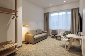 Suite – business | Oppholdsområde | En 45-tommers smart-TV med Parabol-TV