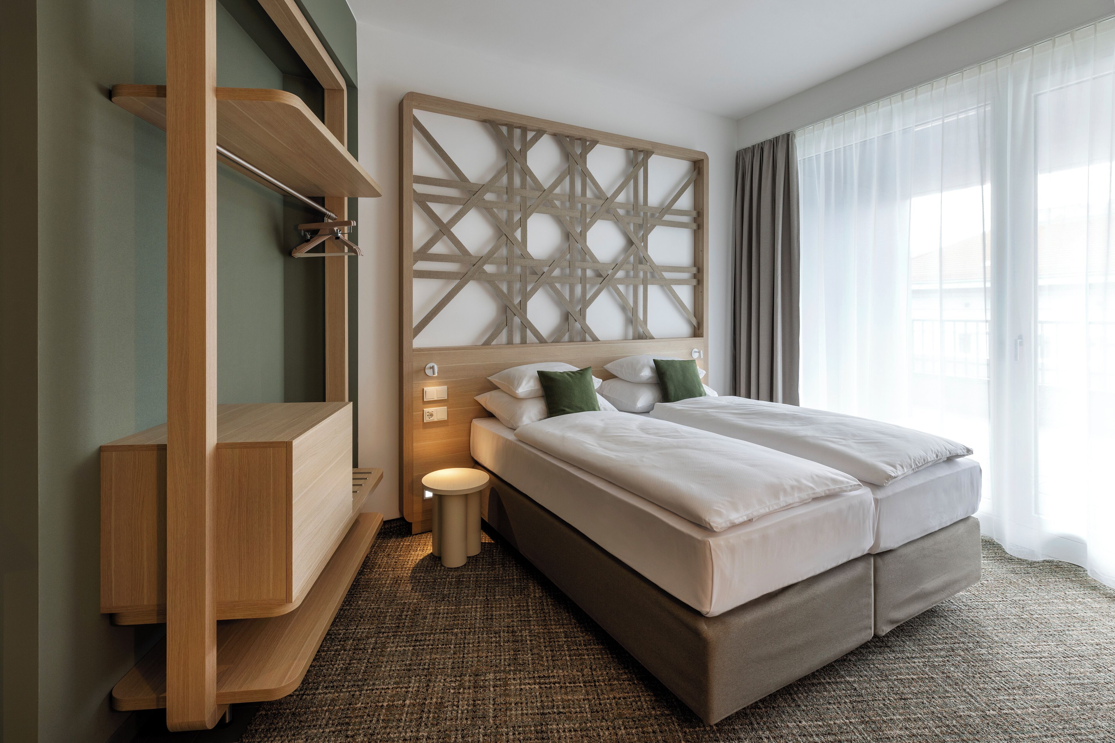 Ropa de cama de alta calidad y caja de seguridad en la habitación 