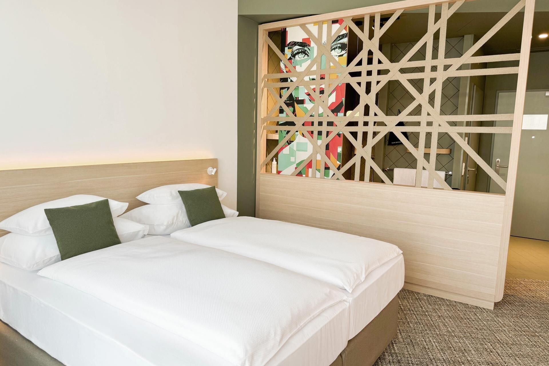 Ropa de cama de alta calidad y caja de seguridad en la habitación 