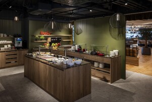 Café da manhã com buffet todos os dias mediante uma taxa