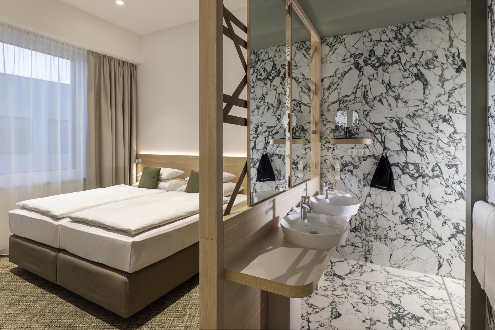 Ropa de cama de alta calidad y caja de seguridad en la habitación 