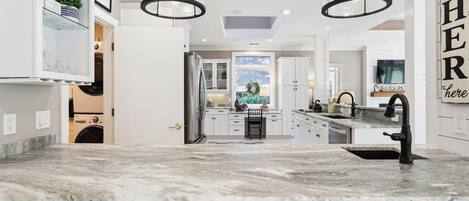 Frigorífico, microondas, horno y lavavajillas