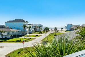 Property grounds - Family Friendly in Pirates Beach - 2 Decks, Walk to Beach, Large Patio (Galveston)
