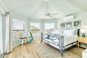 4 bedrooms, iron/ironing board, free WiFi, bed sheets - Family Friendly in Pirates Beach - 2 Decks, Walk to Beach, Large Patio (Galveston)