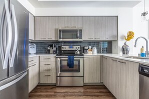 雪櫃、微波爐、焗爐、爐具