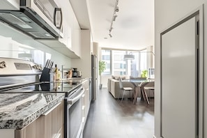 Refrigerador, microondas, horno, placa de cocina