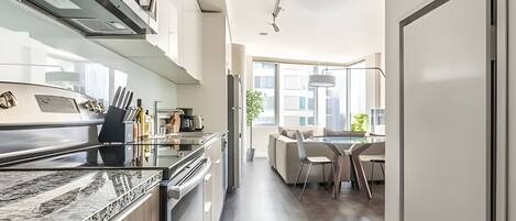 Réfrigérateur, micro-ondes, four, plaque de cuisson