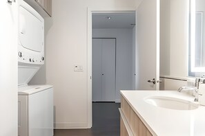 Séchoir à cheveux, serviettes fournies, shampooing, papier de toilette