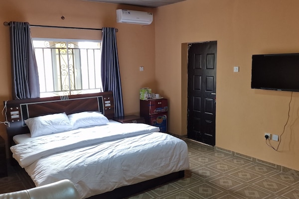 Deluxe Suite | Minibar, desk, bed sheets
