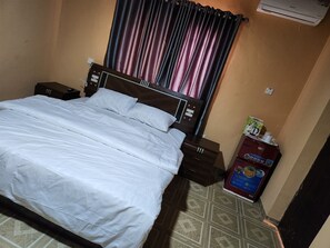 Minibar, escritorio y ropa de cama 