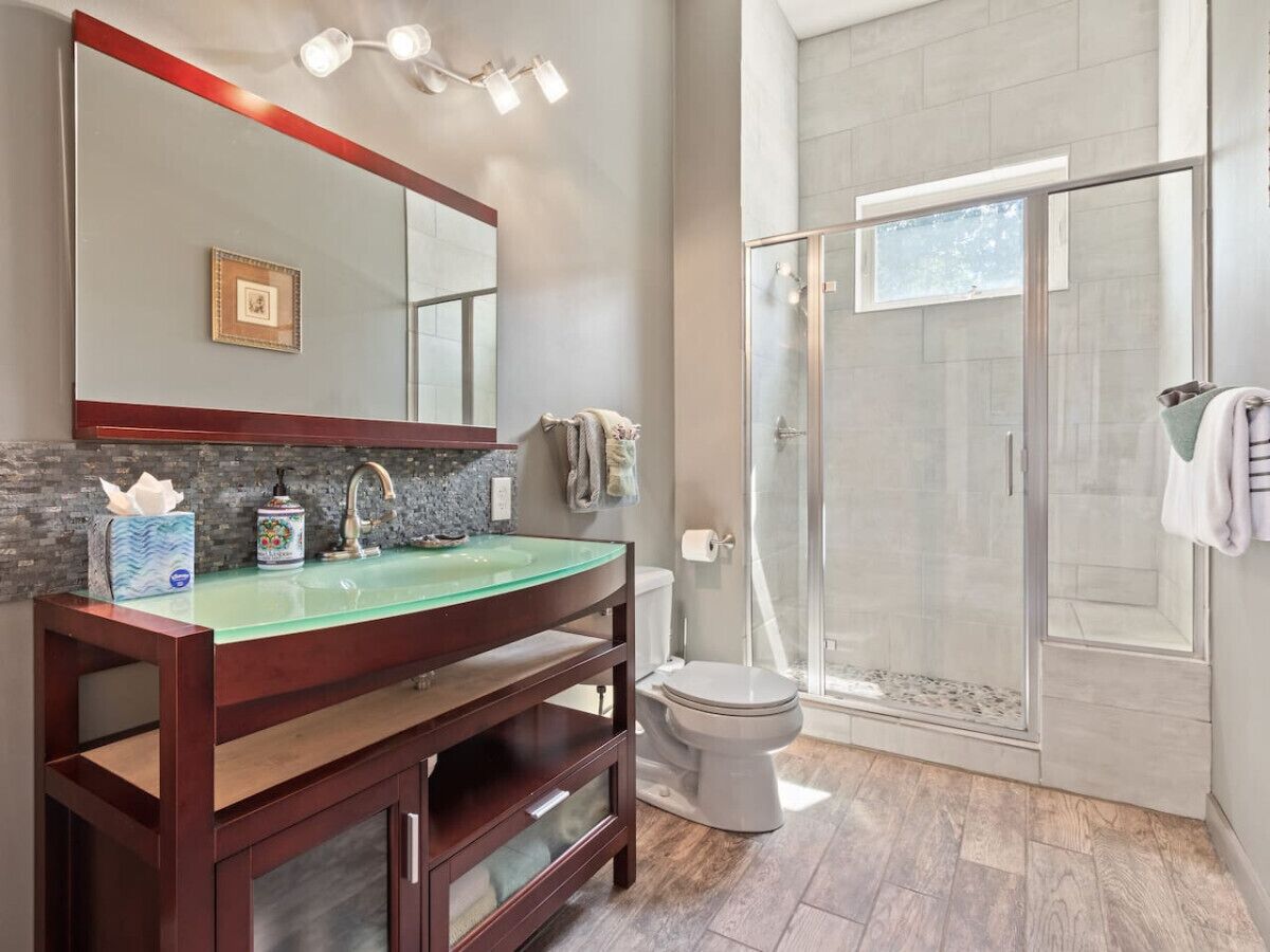 Sèche-cheveux, serviettes fournies